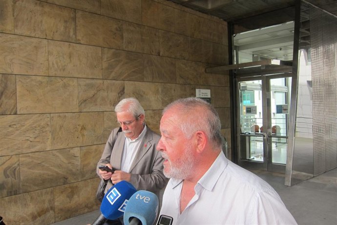 Pino, responde a los medios, acompañado de Braga. 