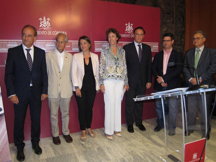 La alcaldesa y la directora de Radio Córdoba (centro) en la presentación