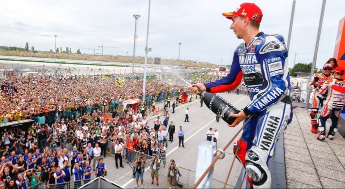 Jorge Lorenzo celebra la victoria en Misano