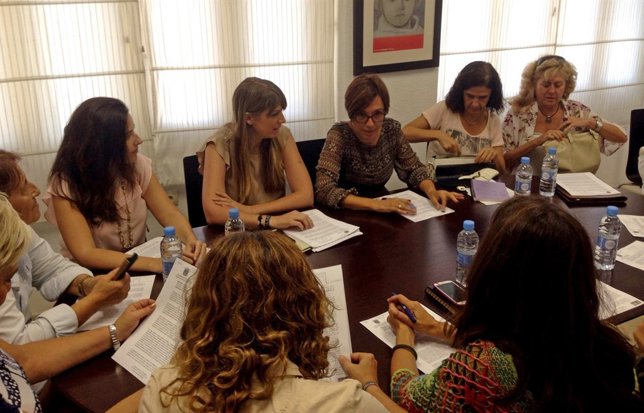 María Gámez PSOE con asociaciones de mujeres igualdad