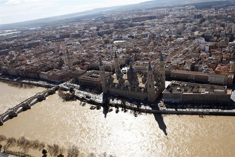 Vista aérea de una crecida del Ebro en Zaragoza