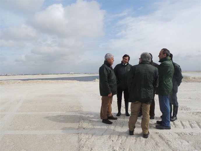 Gabriel Cruz en una visita a las balsas de fosfoyesos en Huelva.