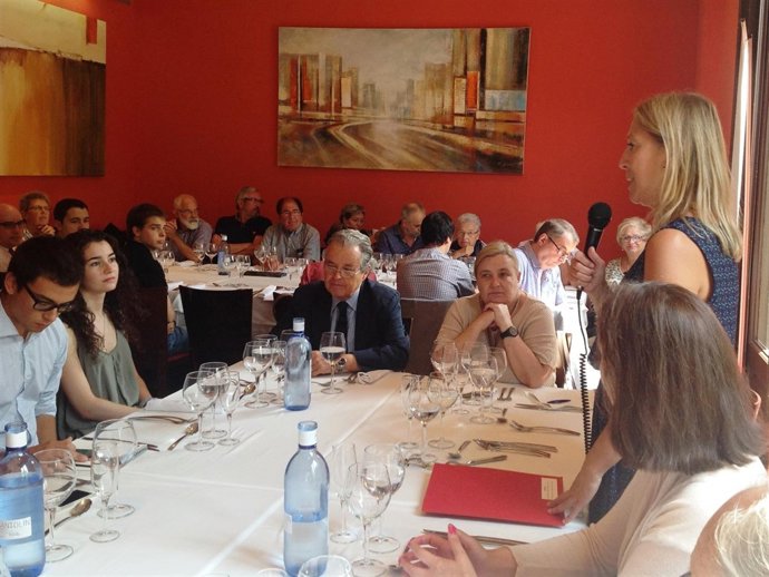 La consellera N.Munte, en una comida-coloquio