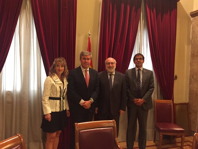 Fernández de Moya (2i)  y Bayón (2d) tras la reunión sobre el plan de empleo.