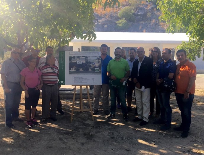 Valdivielso (en el centro) presenta el proyecto del área de la Fuente de la Peña