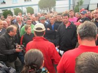 Los ganaderos mantienen el bloqueo al centro logístico de DIA al sumar el apoyo de los transportistas autónomos