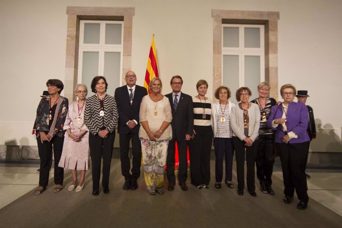 Las 8 primeras diputadas del Parlament con los ptes.Artur Mas y Núria de Gispert
