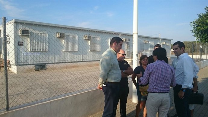 Concejales del PP con representantes de AMPA del IES El Toyo