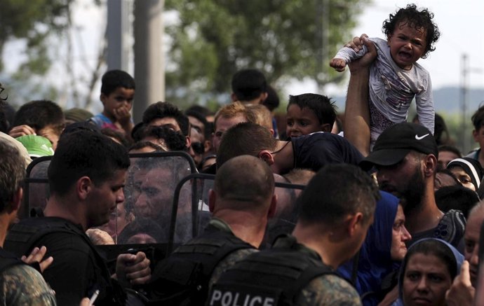 Un bebé llora en la frontera de Macedonia con Grecia