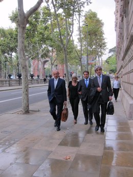 Lluís Corominas y su esposa llegando a la Audiencia de Barcelona