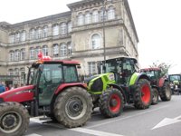 Continúan bloqueos con tractores en Santiago