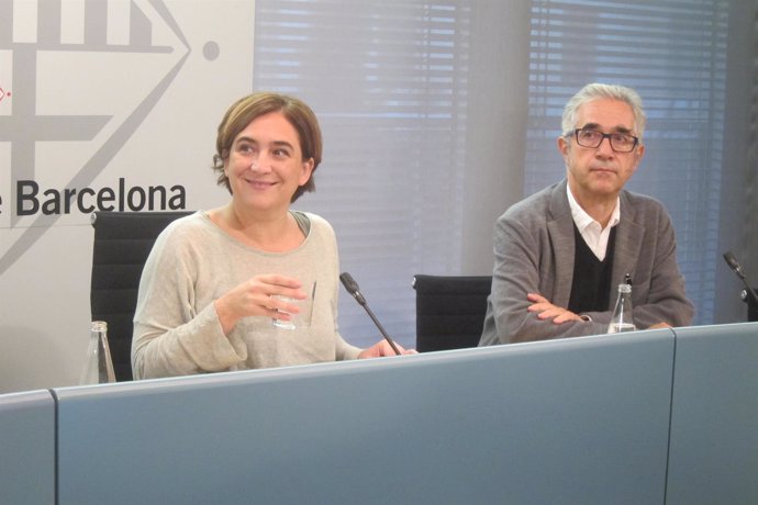 La alcaldesa, Ada Colau, y el concejal de Vivienda, Josep Maria Montaner