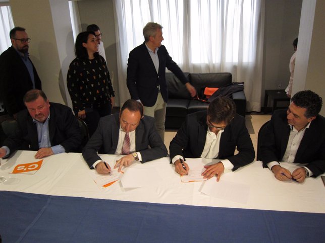 Sanz y Ubis firman el pacto de regeneración democrática.