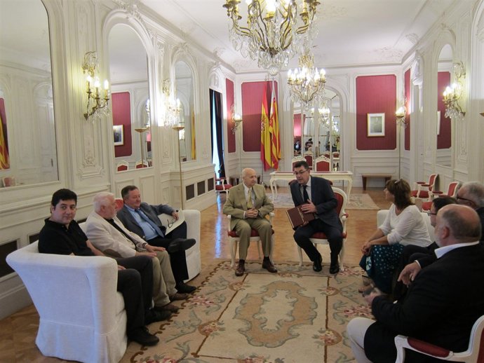 Grisolía entrega la Memoria del CVC en Corts