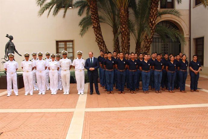 Sánchez con alumnos del Buque Escuela Guayas de la Armada de Ecuador