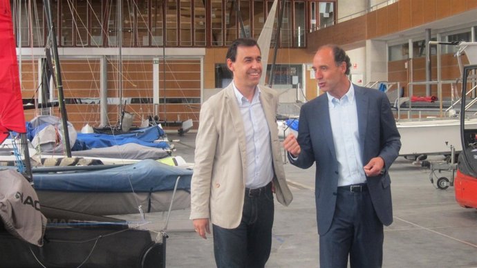 Fernando Martínez-Maíllo con el presidente del PP de Cantabria