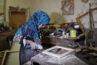 Trabajar, solicitar un pasaporte o pedir un crédito sigue vetado para muchas mujeres