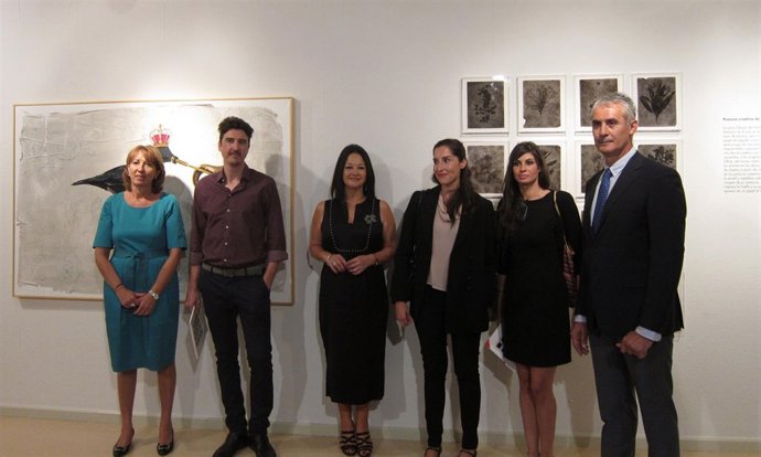 Los responsables de Ibercaja junto a los ganadores del premio de pintura joven