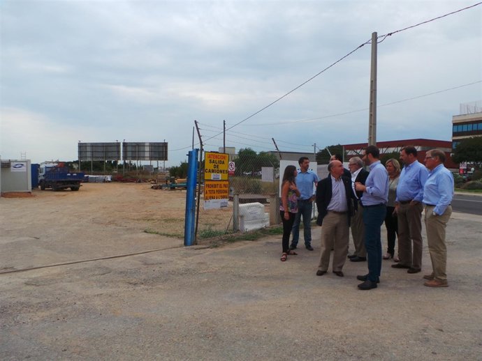 Visita de Hila y Asima a un solar de residuos