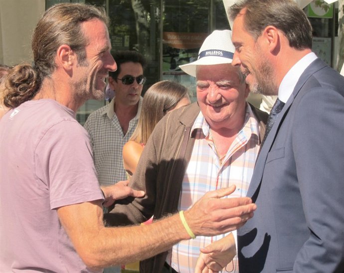 Óscar Puente saluda a un viandante