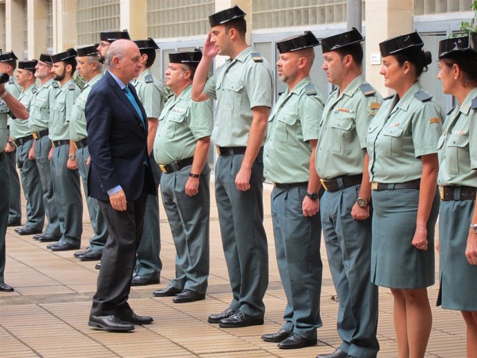 Jorge Fernández Díaz, ministro del Interior, pasando revista a la Guardia Civil