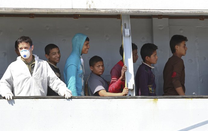 Inmigrantes menores de edad desembarcan en Italia