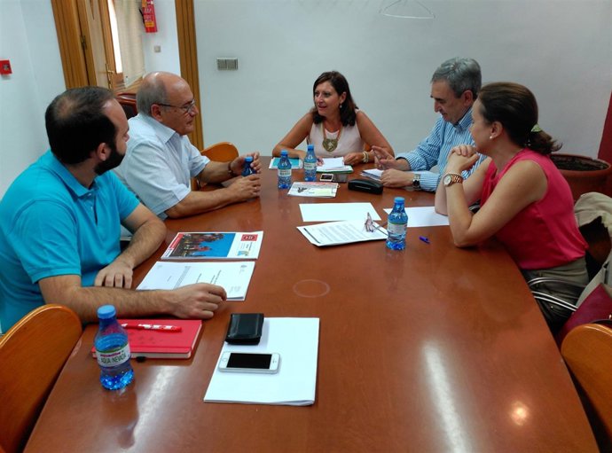 Chamorr, de frente entre López Sidro (i) y Boyano (d), preside la reunión.