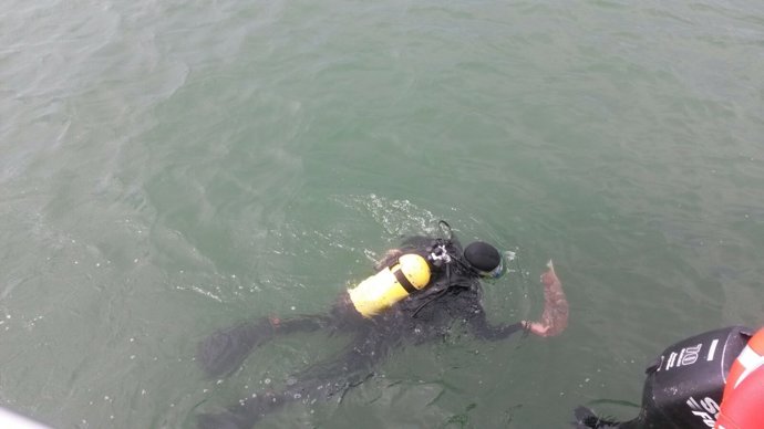 Buceadores en las labores de trasplante de nacras