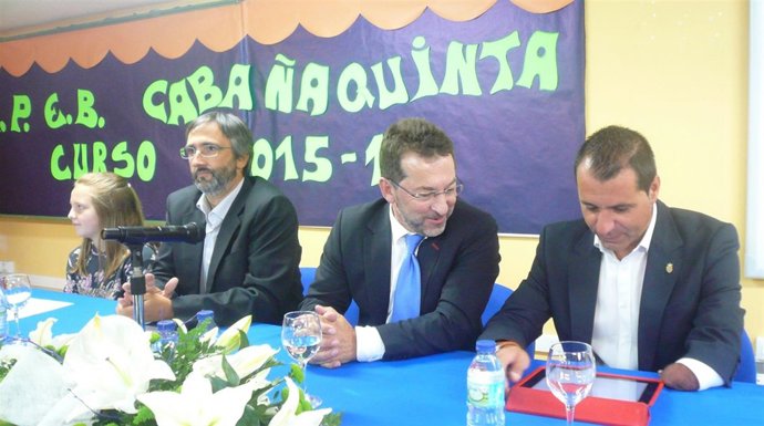 El consejero de Educación, Genaro Alonso y el alcalde de Aller, David Moreno.