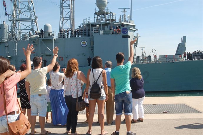 Familiares despiden a la tripulación de la fragata Victoria en Rota
