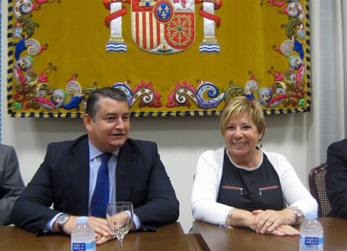 El delegado del Gobierno Andalucía, Antonio Sanz, y Celia Villalobos