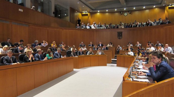 Podemos, CHA e IU piden al PP aplicarse la regeneración democrática.