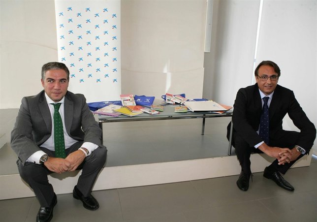 El presidente provincial, Elías Bendodo, y Victorino Lluch, de CaixaBank