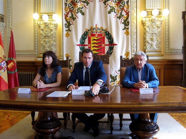 El alcalde, junto a Ana Redondo y Celso Almuiña. 