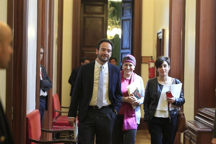 Antonio Hernando en los pasillos del Congreso