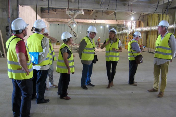 Salazar (3d) recorre las obras del Museo de Arte Ibero.