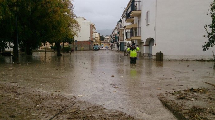 Un vecino intenta sltar la riasa.