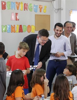 Puig y Marzà comen junto a los niños del colegio Cremona