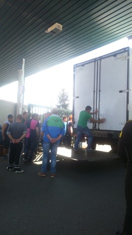 Salida de camiones del almacén de DIA