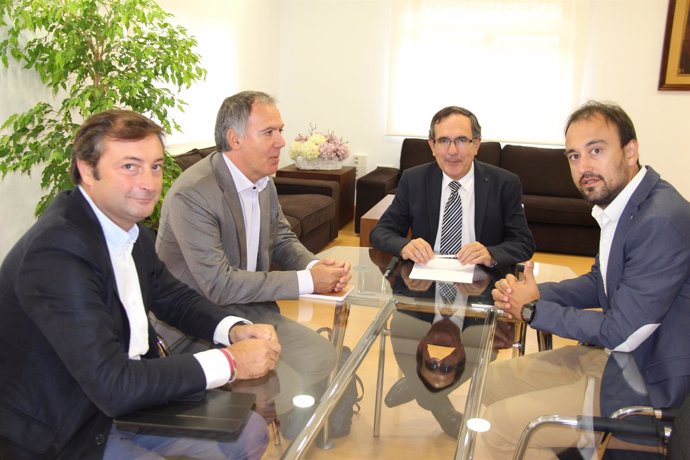 Reunión del Ayuntamiento de Torrelavega con CEOE