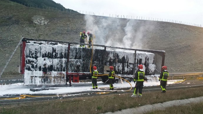 El camión incendiado