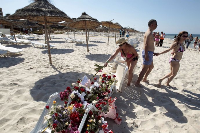 Turistas dejan flores en la playa de Sousa. Atentados de Túnez.