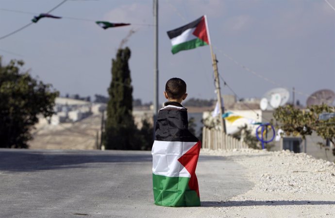 Niño En Jerusalén Este Con Una Bandera De Palestina 