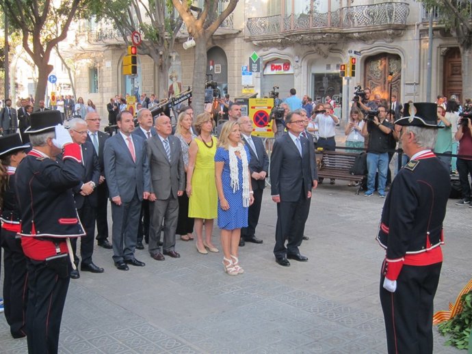 Ofrenda ante el monumento a Rafael Casanova de Artur Mas