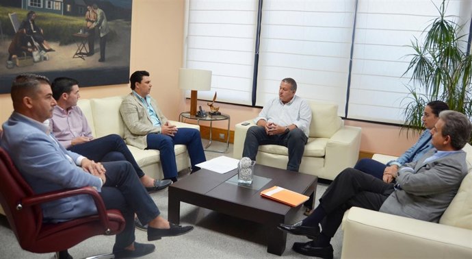 El consejero Francisco Bernabé recibe al alcalde de San Javier