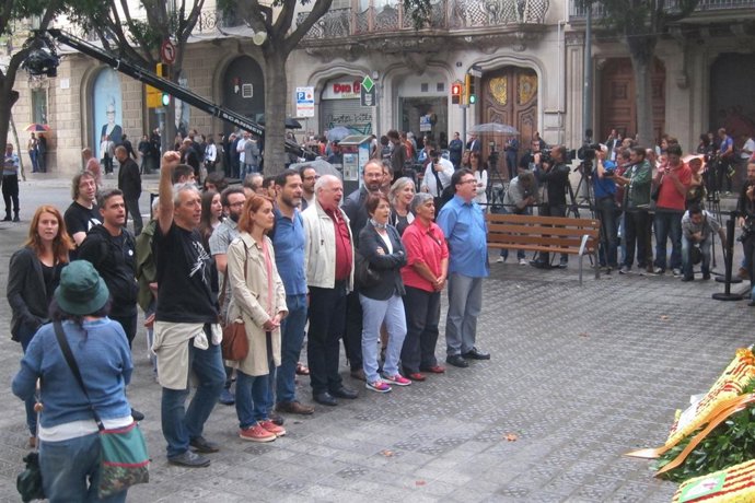 Cataluna si que es pot acude a la ofrenda al monumento de Casanova