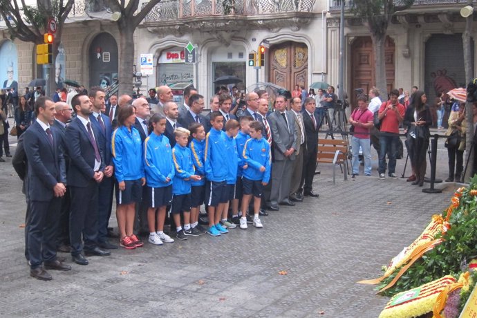 El FC Barcelona acude a la ofrenda al monumento de Rafael Casanova