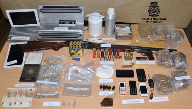 Material intervenido a detenido en Vigo por tráfico de drogas.