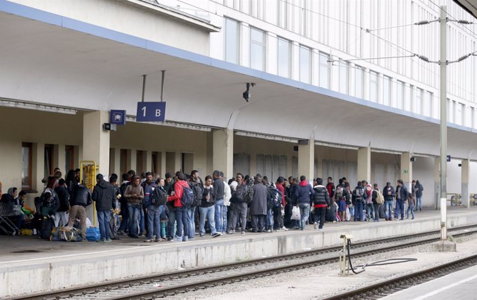 Refugiados esperan un tren en Austria