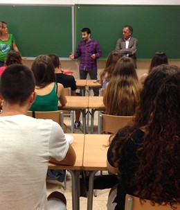 Marzà charla con alumnos del IES Lluís Vives